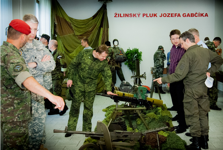 018_2014_05_23_nvteva_vojensk_diplomatick_zbor